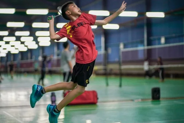 badminton player smash
